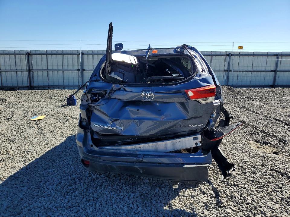 Продажа на аукционе авто 2019 Toyota Highlander, vin: 5TDJZRFHXKS704198, номер лота: 70179466