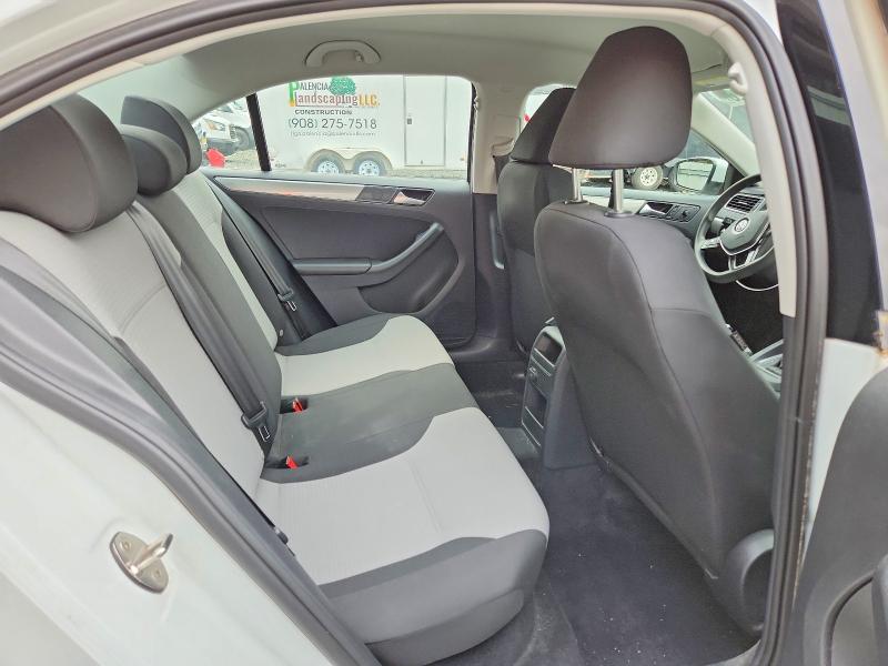 70650926 :رقم المزاد ، 3VW2B7AJ5HM400726 vin ، 2017 Volkswagen Jetta مزاد بيع