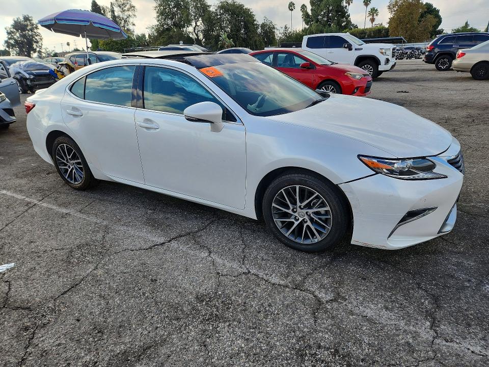 67715466 :رقم المزاد ، 58ABK1GG8HU044705 vin ، 2017 Lexus Es مزاد بيع