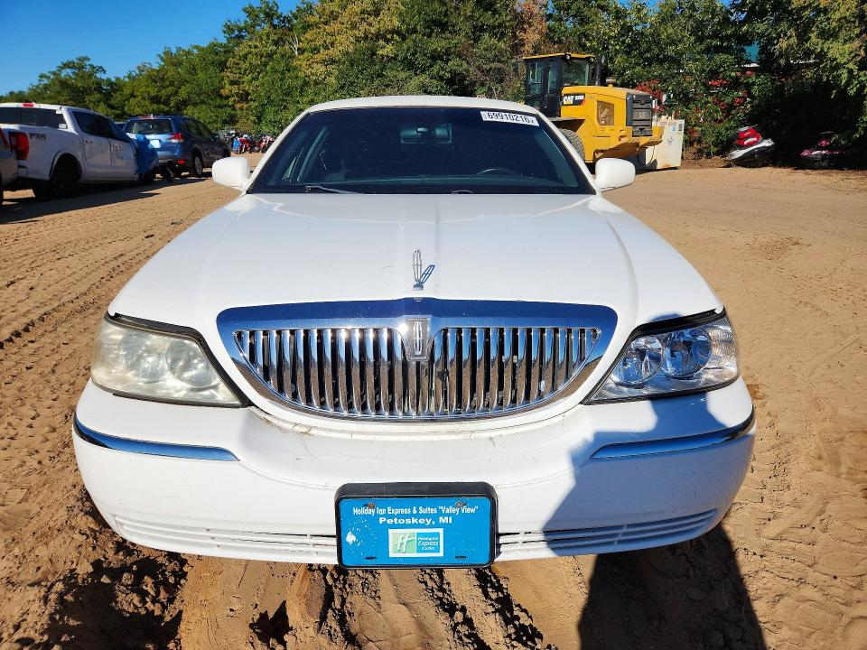 69910216 :رقم المزاد ، 2L1FM88W88X634401 vin ، 2008 Lincoln Town Car مزاد بيع