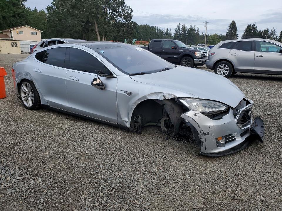 Продажа на аукционе авто 2015 Tesla Model S, vin: 5YJSA1H25FF090788, номер лота: 68669546