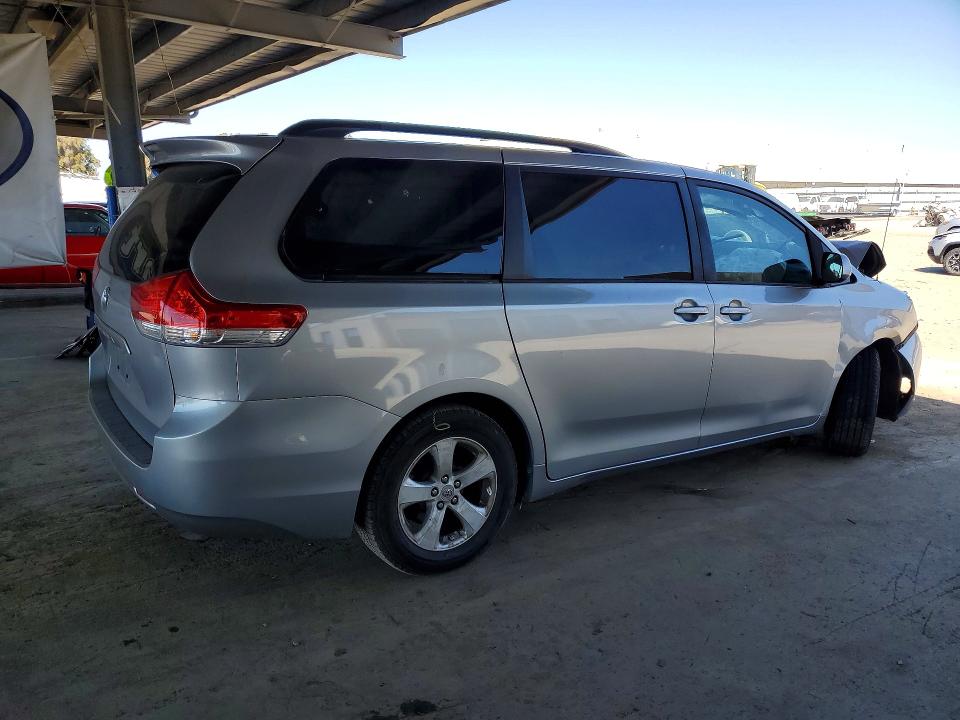 70024556 :رقم المزاد ، 5TDKK3DC9CS216620 vin ، 2012 Toyota Sienna مزاد بيع