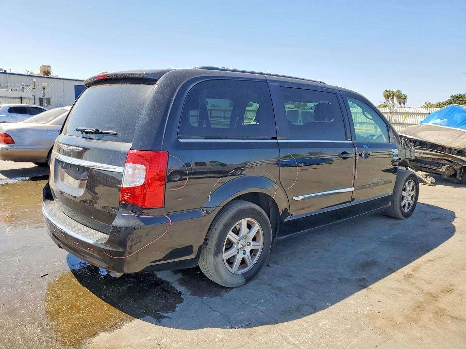 67679356 :رقم المزاد ، 2A4RR5DG2BR611359 vin ، 2011 Chrysler Town & Country مزاد بيع