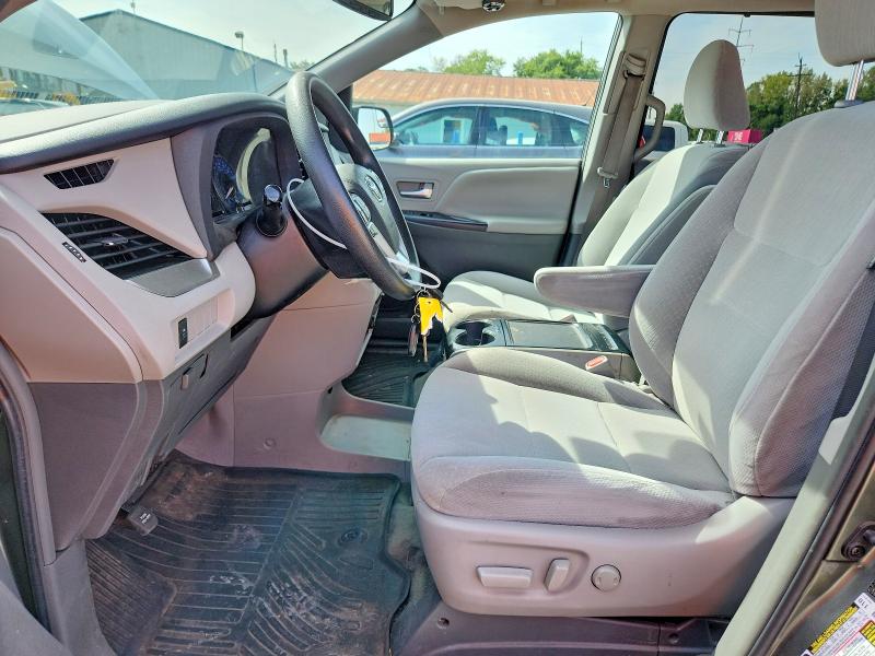 68588606 :رقم المزاد ، 5TDKZ3DC9JS938873 vin ، 2018 Toyota Sienna مزاد بيع
