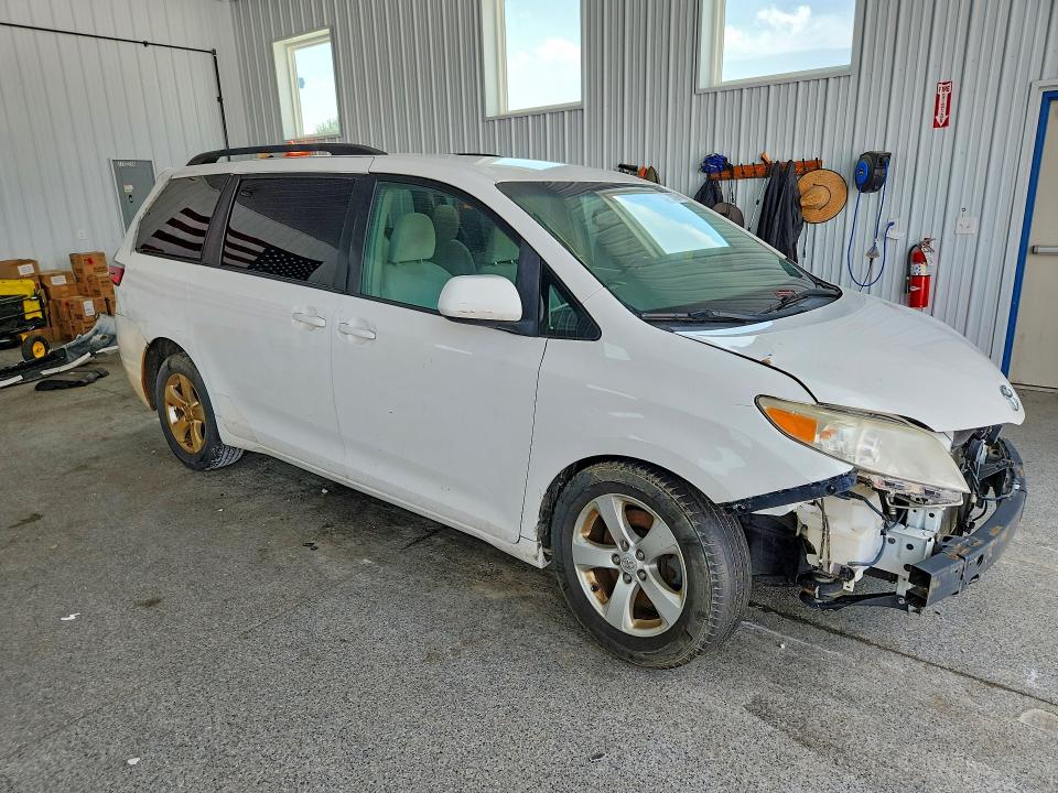 Продажа на аукционе авто 2017 Toyota Sienna, vin: 5TDKZ3DC8HS825054, номер лота: 67897286