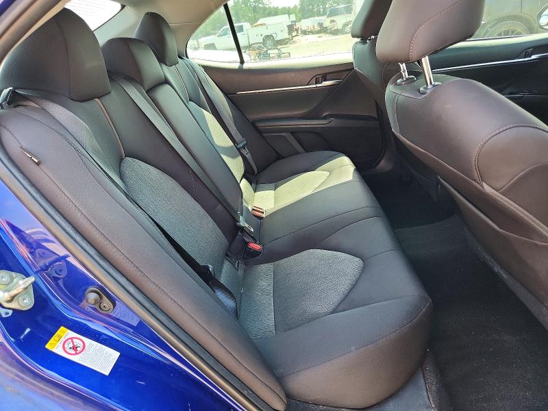 67700636 :رقم المزاد ، 4T1B11HK4JU656371 vin ، 2018 Toyota Camry مزاد بيع