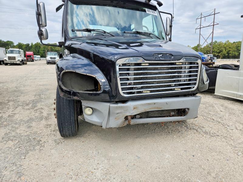 69575856 :رقم المزاد ، 1FVACWDDX5HU79553 vin ، 2005 Freightliner M2 مزاد بيع