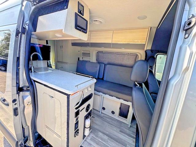 68984336 :رقم المزاد ، W1X4EBHY0NP484324 vin ، 2022 Mercedes-benz Sprinter مزاد بيع
