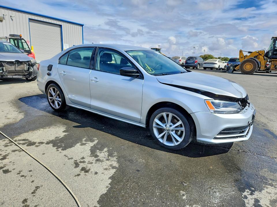 64090636 :رقم المزاد ، 3VW167AJ5GM342275 vin ، 2016 Volkswagen Jetta مزاد بيع