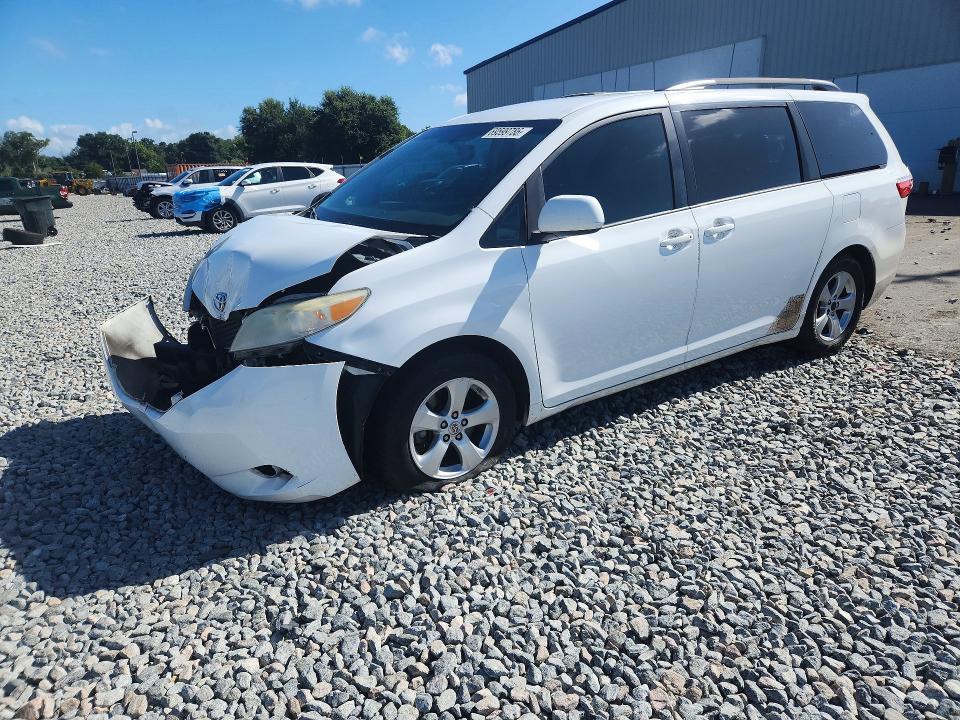 69599786 :رقم المزاد ، 5TDKK3DC1FS682479 vin ، 2015 Toyota Sienna مزاد بيع