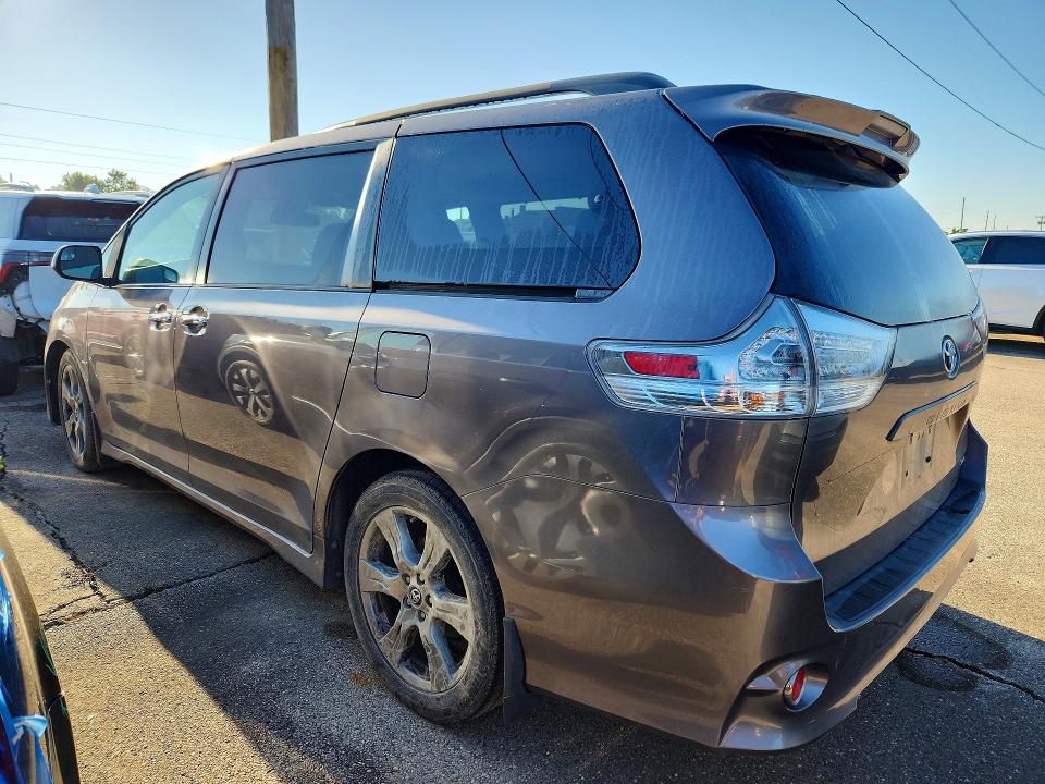 70666976 :رقم المزاد ، 5TDXZ3DC8JS949742 vin ، 2018 Toyota Sienna مزاد بيع