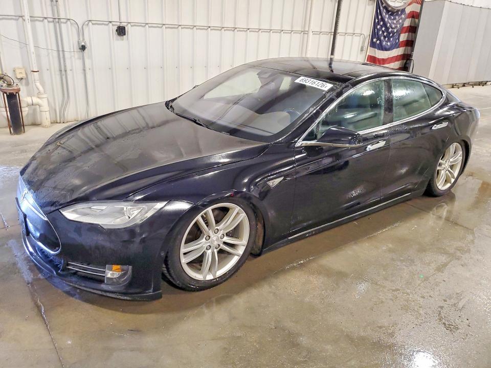 69316126 :رقم المزاد ، 5YJSA1H24FF086859 vin ، 2015 Tesla Model S مزاد بيع