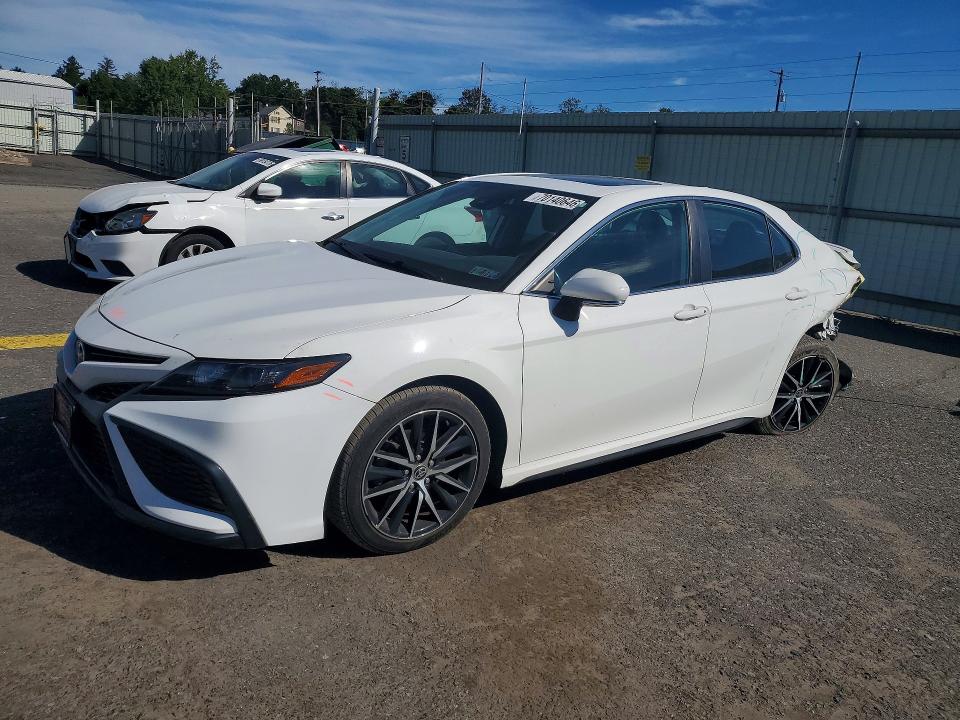 70140646 :رقم المزاد ، 4T1G11BK0MU045191 vin ، 2021 Toyota Camry مزاد بيع