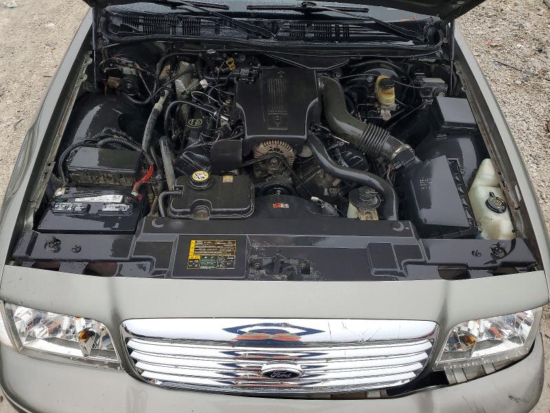 2004 Ford Crown Victoria მანქანა იყიდება აუქციონზე, vin: 2FAFP73WX4X115720, აუქციონის ნომერი: 68006606
