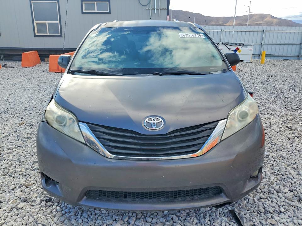 2013 Toyota Sienna მანქანა იყიდება აუქციონზე, vin: 5TDKK3DC8DS288989, აუქციონის ნომერი: 69676746