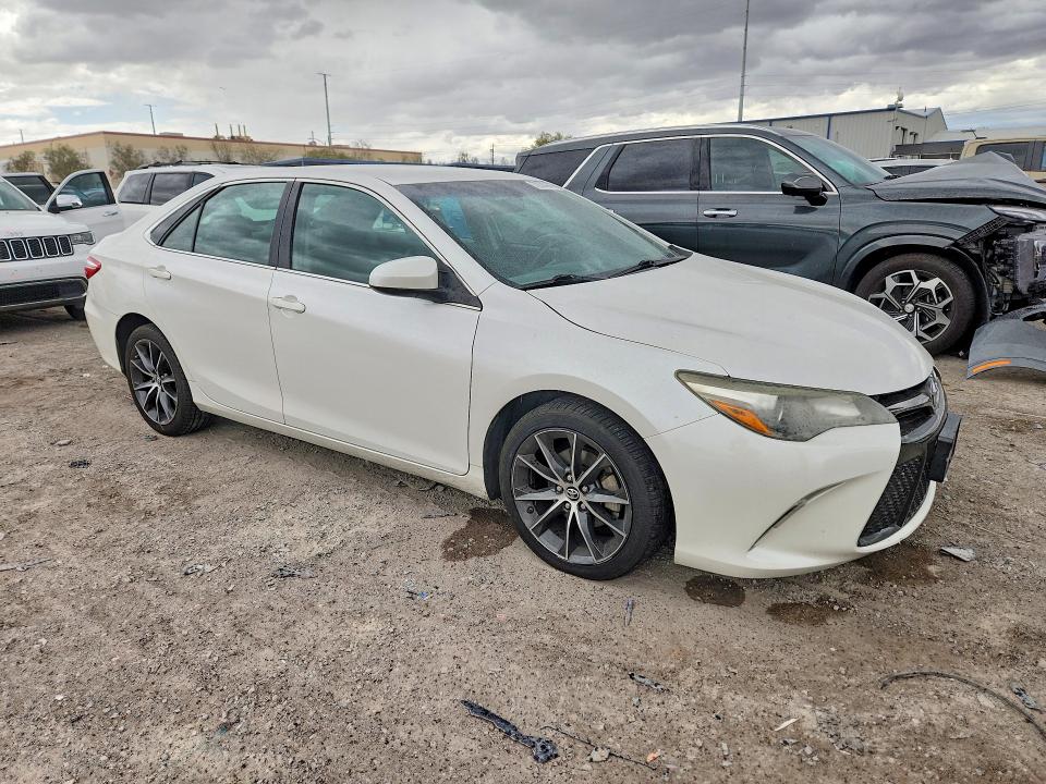 70300946 :رقم المزاد ، 4T1BF1FK4FU041685 vin ، 2015 Toyota Camry مزاد بيع