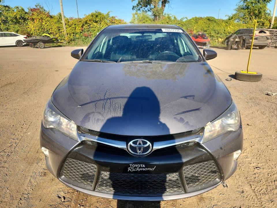 70317736 :رقم المزاد ، 4T1BF1FK2FU068884 vin ، 2015 Toyota Camry مزاد بيع