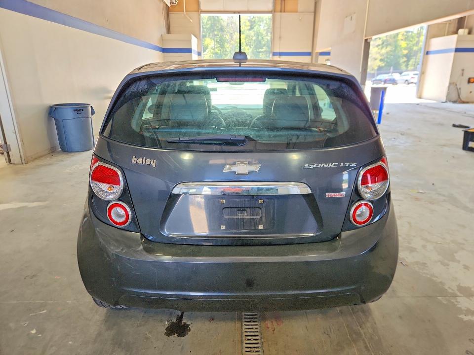68059846 :رقم المزاد ، 1G1JE6SB1F4142102 vin ، 2015 Chevrolet Sonic مزاد بيع