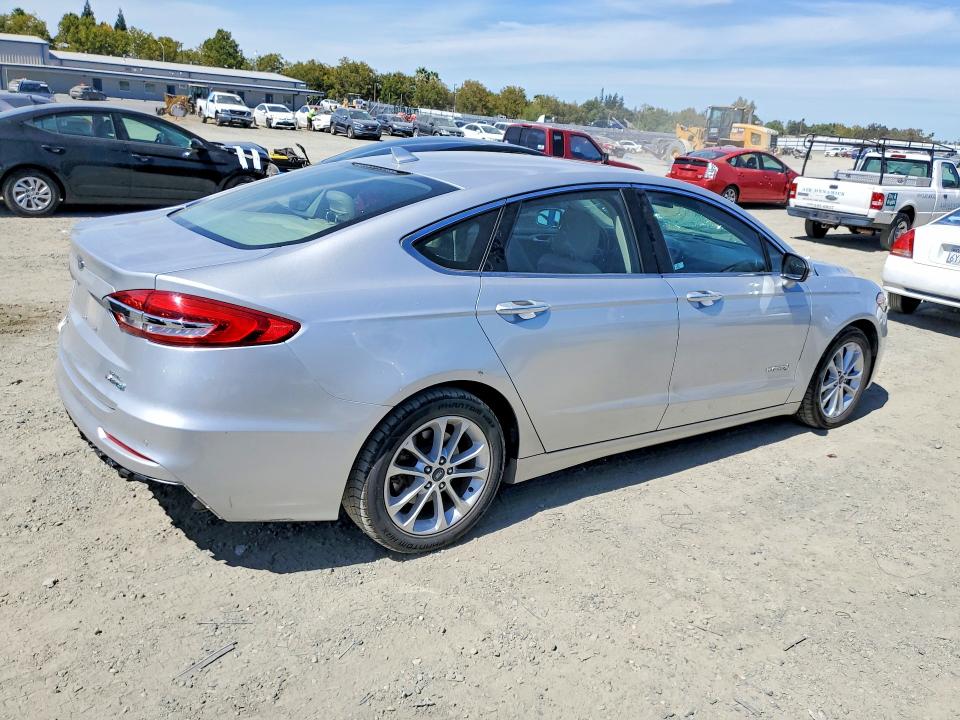 68432586 :رقم المزاد ، 3FA6P0MU2KR235737 vin ، 2019 Ford Fusion مزاد بيع