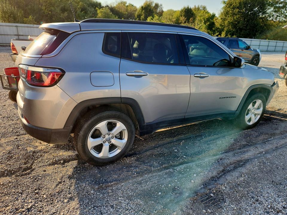 71069756 :رقم المزاد ، 3C4NJCBB0JT407808 vin ، 2018 Jeep Compass مزاد بيع