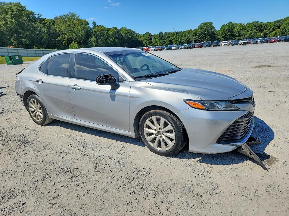 68477776 :رقم المزاد ، 4T1C11AK4LU305588 vin ، 2020 Toyota Camry مزاد بيع