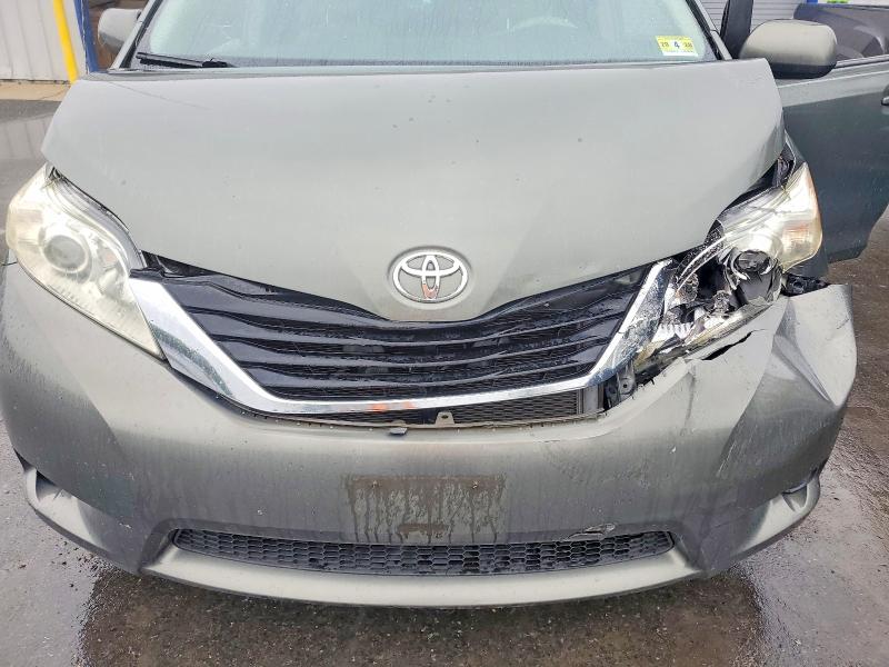 69334226 :رقم المزاد ، 5TDKK3DC2BS086002 vin ، 2011 Toyota Sienna مزاد بيع