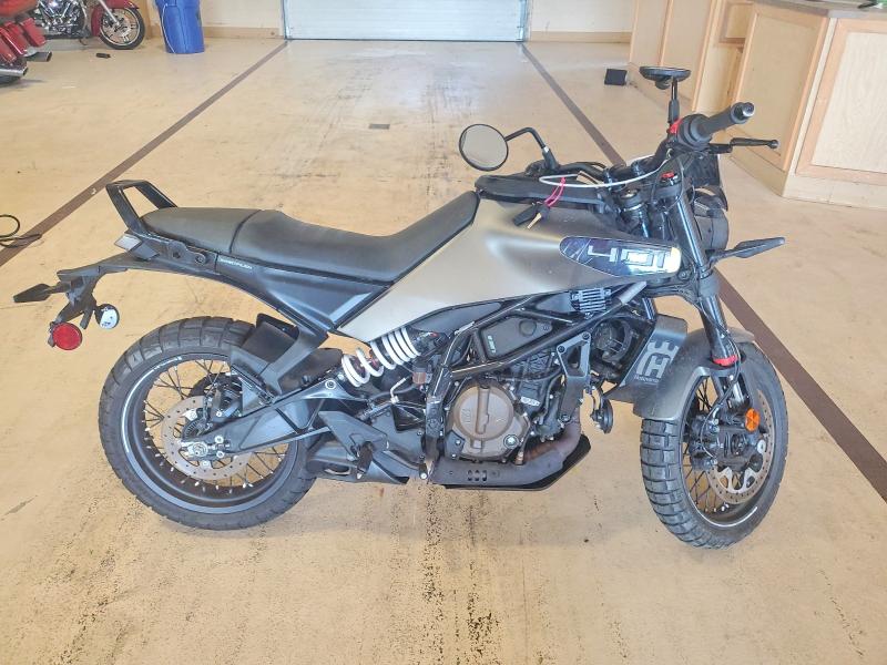 67856976 :رقم المزاد ، MD2JUJ407RN208735 vin ، 2024 Husqvarna Vitpilen 401/svartpilen 401 مزاد بيع