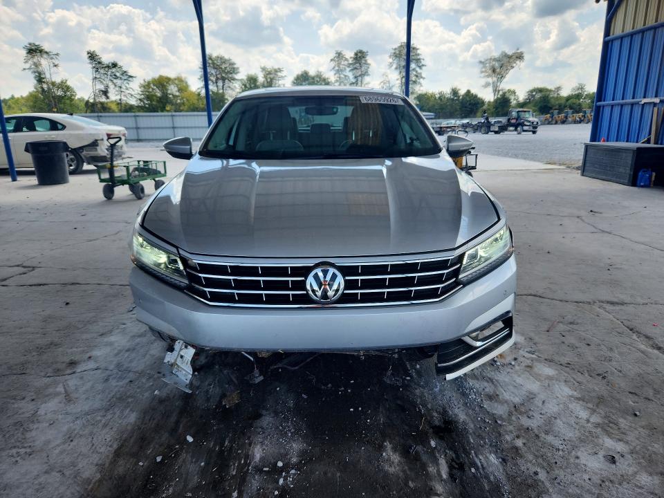 68965926 :رقم المزاد ، 1VWBA7A35JC043740 vin ، 2018 Volkswagen Passat مزاد بيع