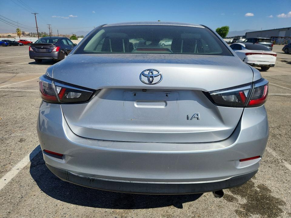 70353856 :رقم المزاد ، 3MYDLBYV4JY302713 vin ، 2018 Toyota Yaris Ia مزاد بيع
