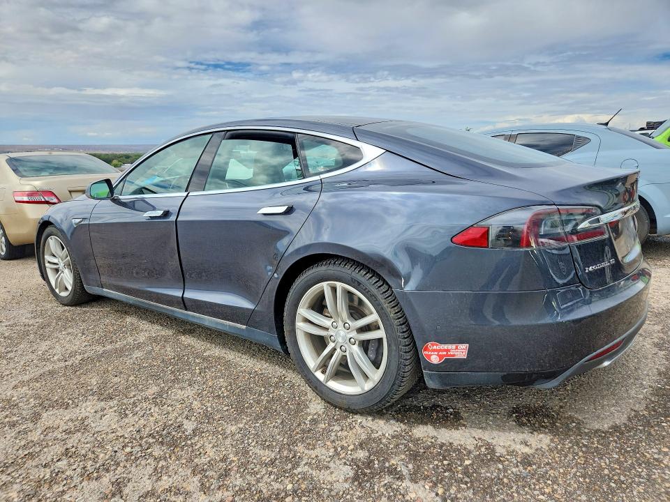 68809076 :رقم المزاد ، 5YJSA1V28FF097383 vin ، 2015 Tesla Model S مزاد بيع
