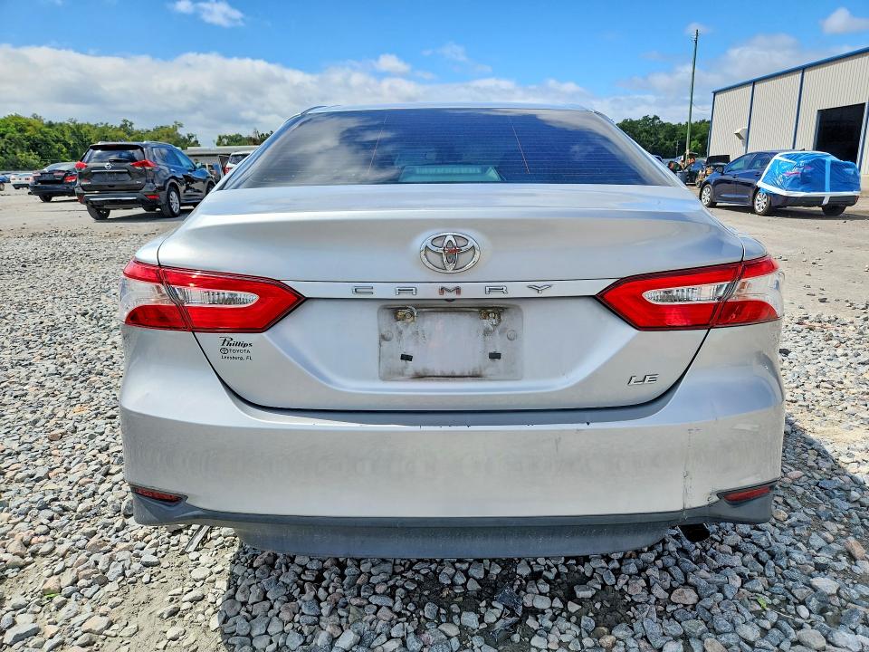 67896466 :رقم المزاد ، 4T1B11HK1JU607497 vin ، 2018 Toyota Camry مزاد بيع