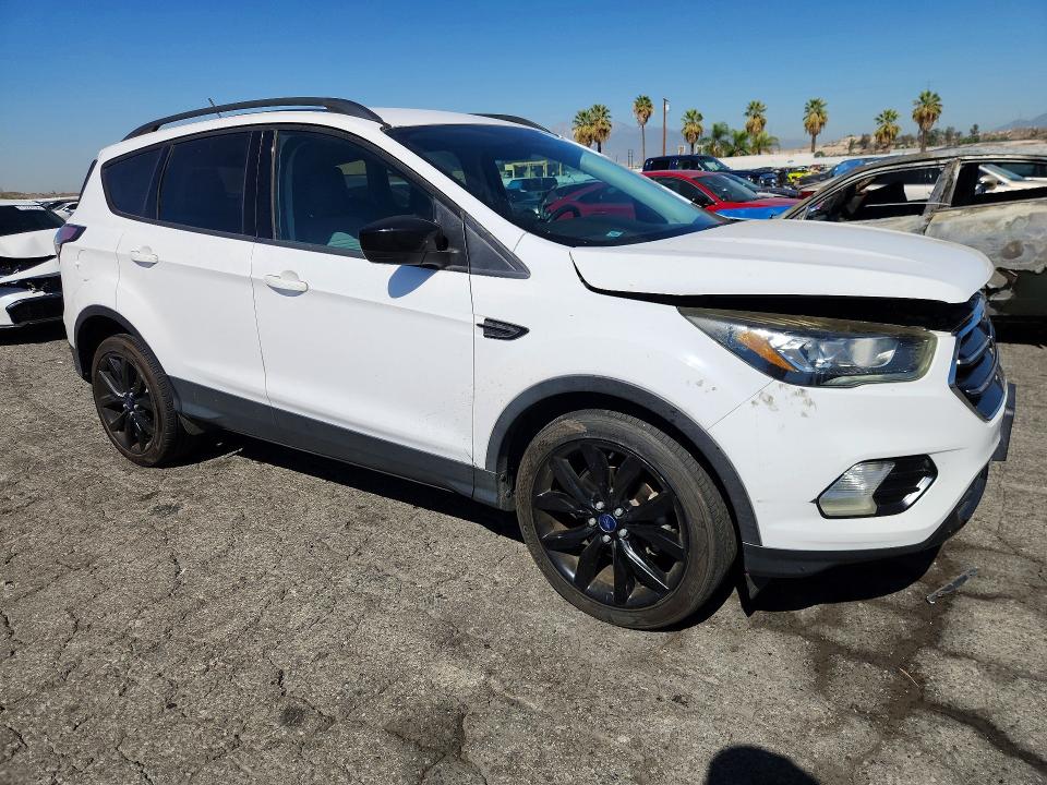 71175266 :رقم المزاد ، 1FMCU0GD9JUB14322 vin ، 2018 Ford Escape مزاد بيع