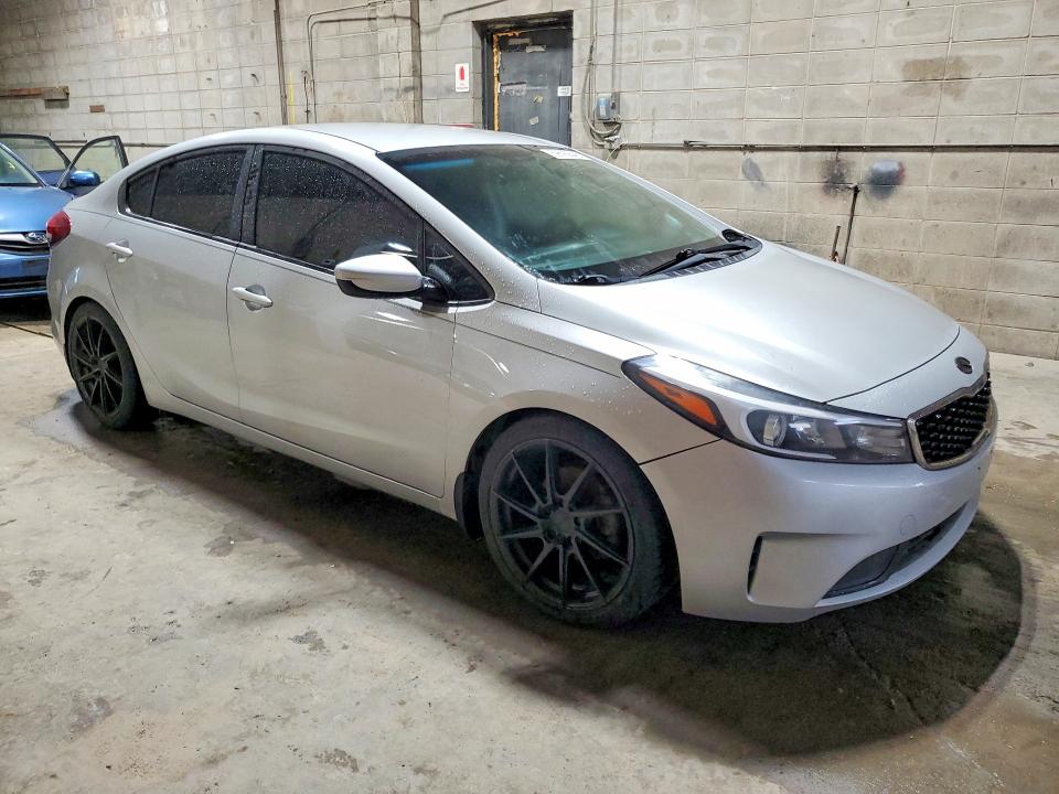69690646 :رقم المزاد ، 3KPFK4A79HE085611 vin ، 2017 Kia Forte مزاد بيع
