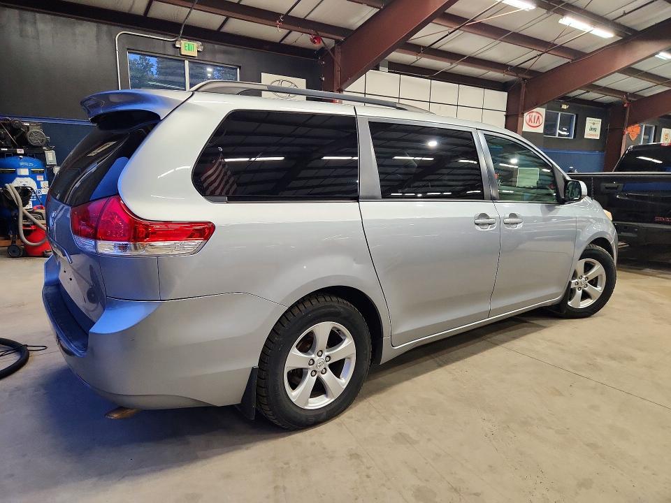 70153196 :رقم المزاد ، 5TDKK3DC8BS086179 vin ، 2011 Toyota Sienna مزاد بيع