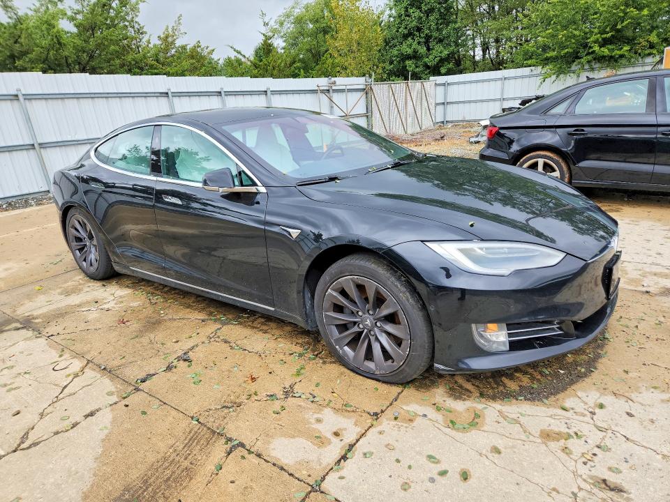 70657946 :رقم المزاد ، 5YJSA1E28LF359785 vin ، 2020 Tesla Model S مزاد بيع