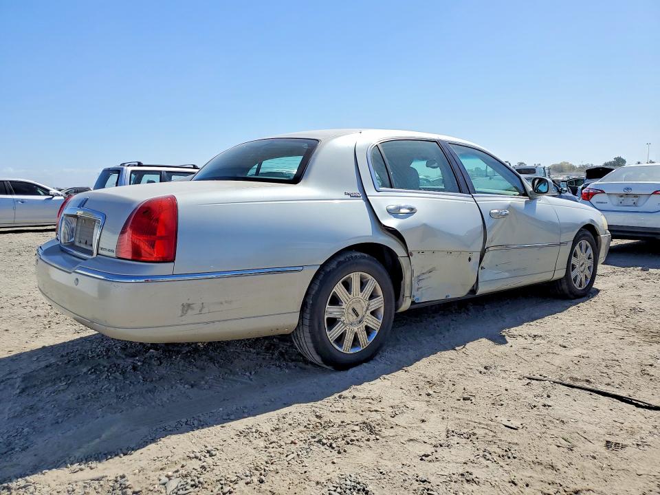 69194926 :رقم المزاد ، 1LNHM82W45Y664491 vin ، 2005 Lincoln Town Car مزاد بيع