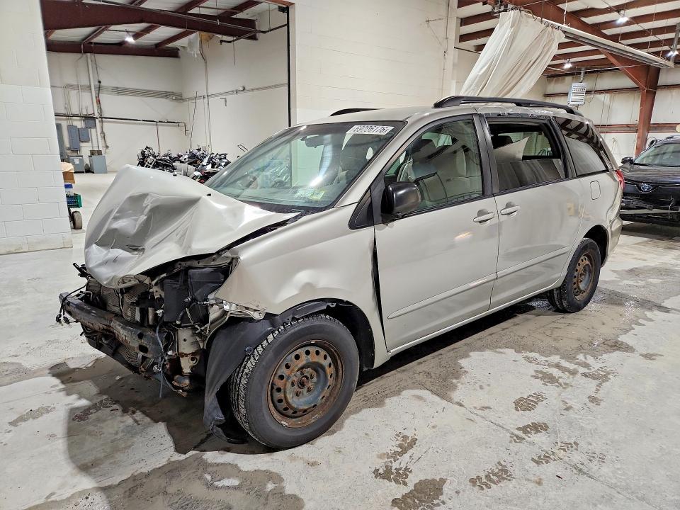 2010 Toyota Sienna მანქანა იყიდება აუქციონზე, vin: 5TDKK4CC6AS321880, აუქციონის ნომერი: 69006176