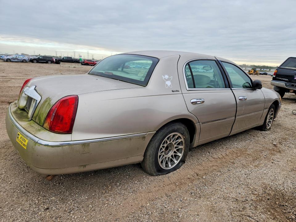 70387566 :رقم المزاد ، 1LNHM82W52Y603761 vin ، 2002 Lincoln Town Car مزاد بيع