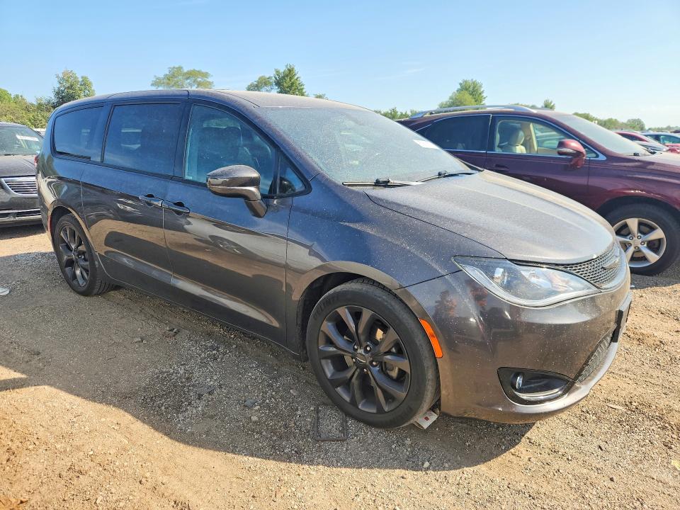 67811006 :رقم المزاد ، 2C4RC1FG1JR357915 vin ، 2018 Chrysler Pacifica مزاد بيع