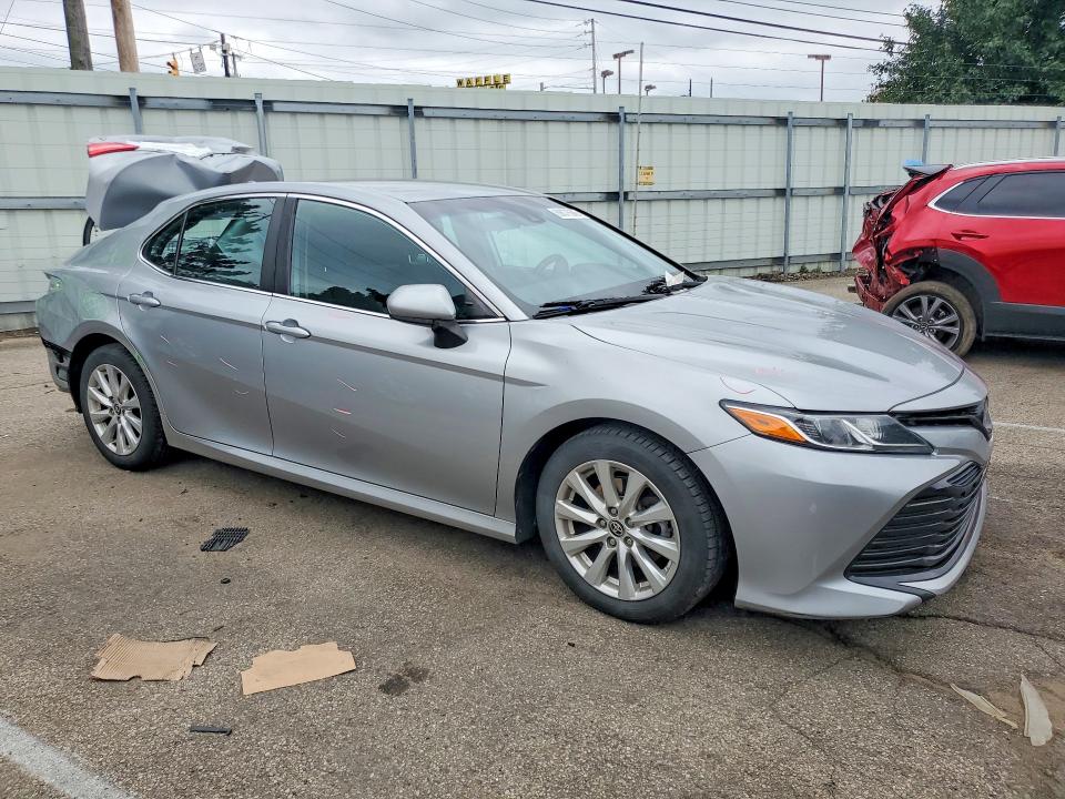 69078686 :رقم المزاد ، 4T1C11AK2LU385263 vin ، 2020 Toyota Camry مزاد بيع