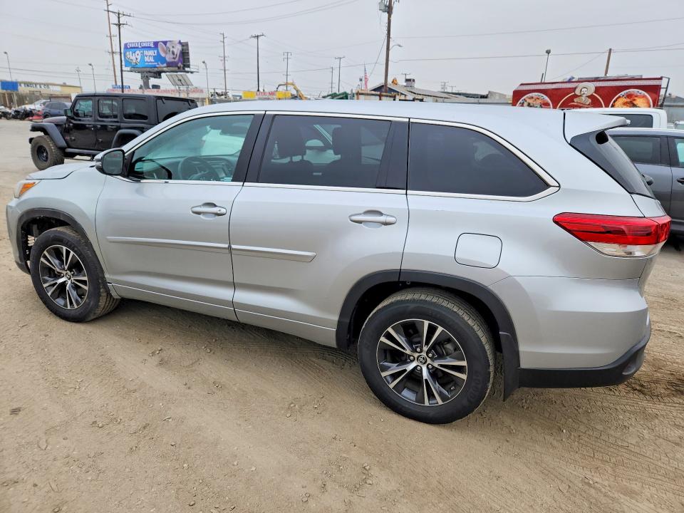 70001236 :رقم المزاد ، 5TDZARFH1JS038650 vin ، 2018 Toyota Highlander مزاد بيع
