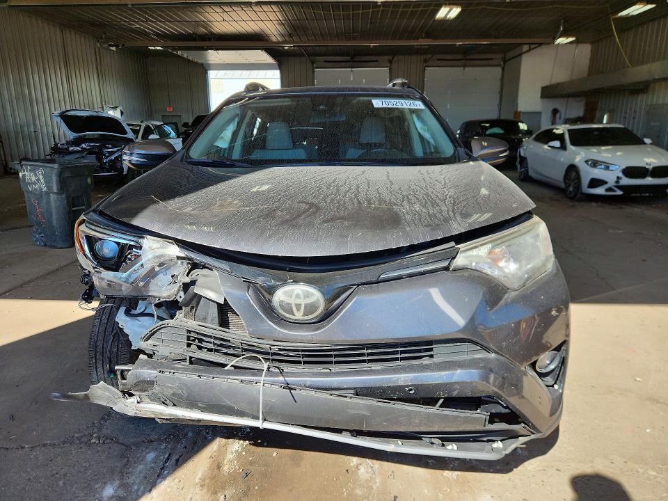 Продажа на аукционе авто 2018 Toyota Rav4, vin: JTMRFREV9JD227776, номер лота: 70529126