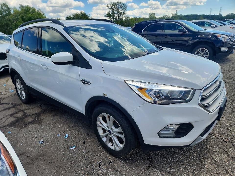 91031945 :رقم المزاد ، 1FMCU9HD0JUD23662 vin ، 2018 Ford Escape مزاد بيع