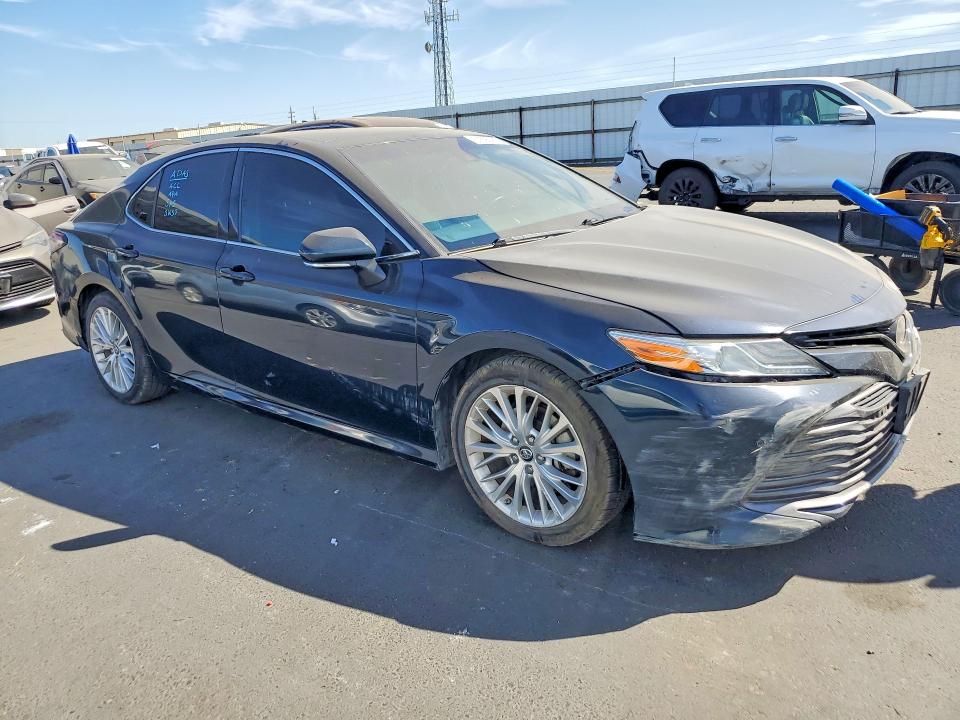 67895486 :رقم المزاد ، 4T1B11HK5JU553606 vin ، 2018 Toyota Camry مزاد بيع
