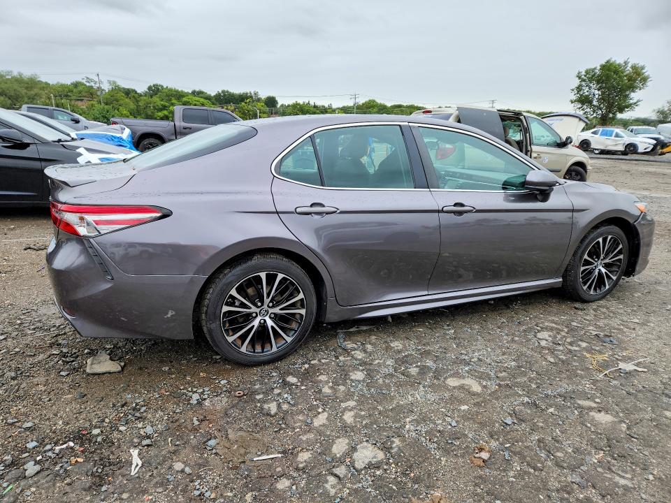 69455696 :رقم المزاد ، 4T1B11HK7JU599776 vin ، 2018 Toyota Camry مزاد بيع