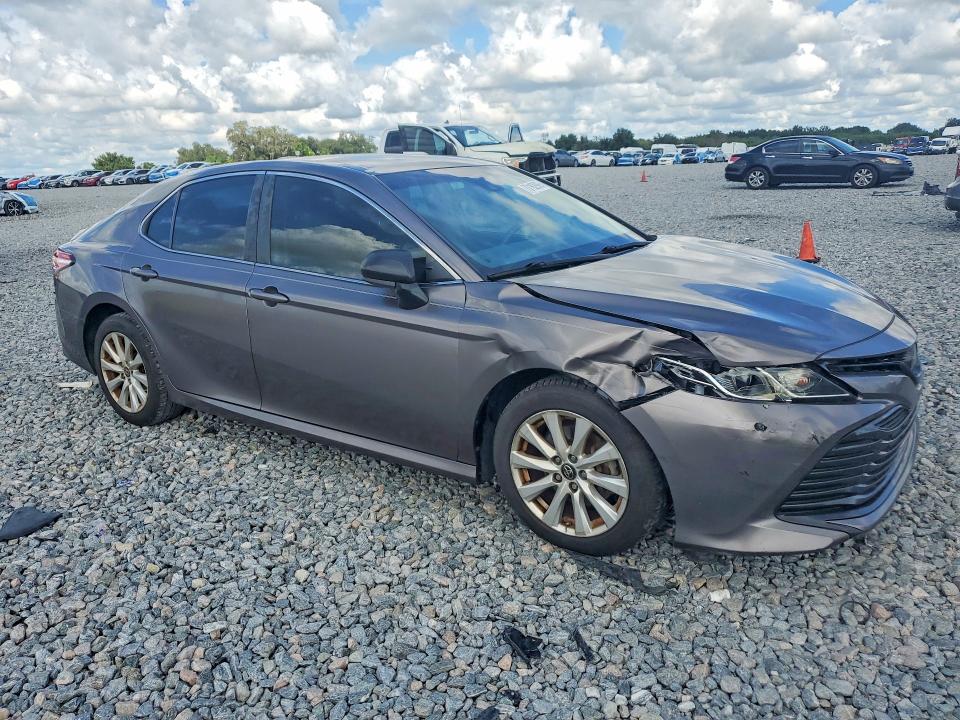 70162996 :رقم المزاد ، 4T1B11HK4JU639005 vin ، 2018 Toyota Camry مزاد بيع