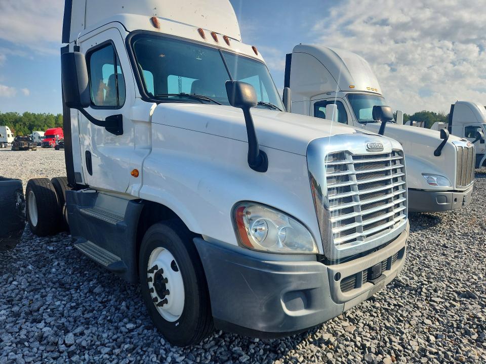 Продажа на аукционе авто 2015 Freightliner Cascadia, vin: 1FUBGEDV5FLGH4778, номер лота: 68601736