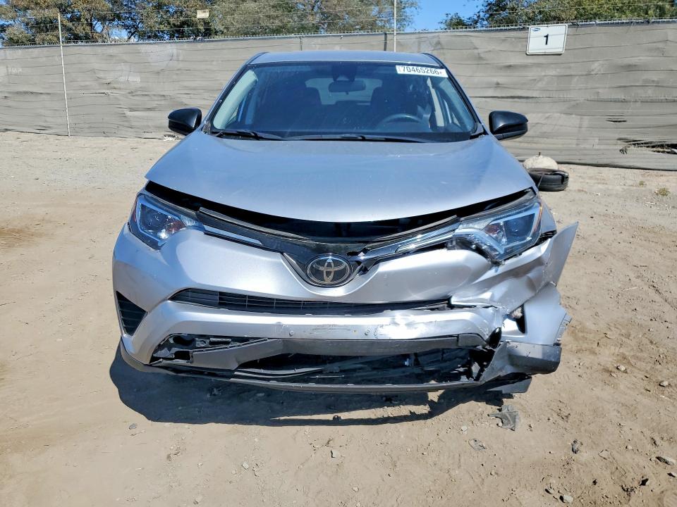 70465266 :رقم المزاد ، 2T3ZFREV6JW415870 vin ، 2018 Toyota Rav4 مزاد بيع