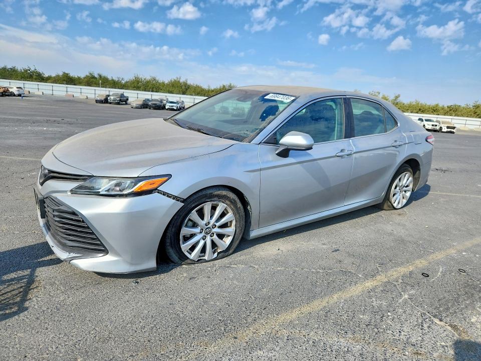 69847036 :رقم المزاد ، 4T1B11HK0JU529276 vin ، 2018 Toyota Camry مزاد بيع