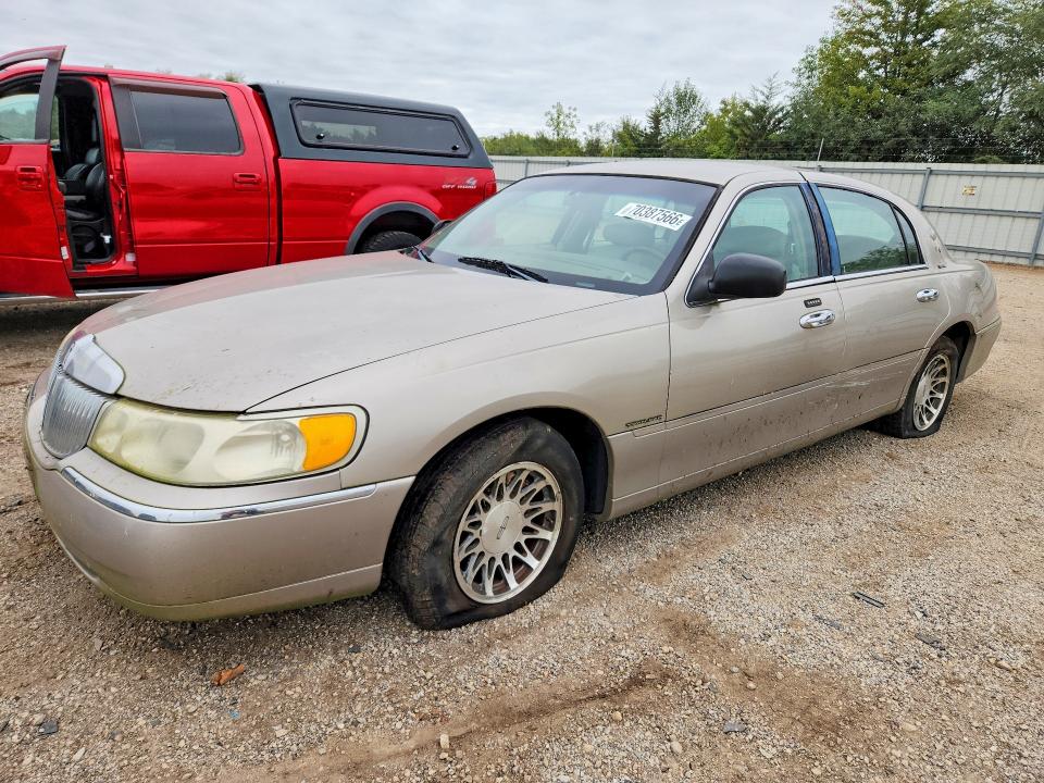 70387566 :رقم المزاد ، 1LNHM82W52Y603761 vin ، 2002 Lincoln Town Car مزاد بيع